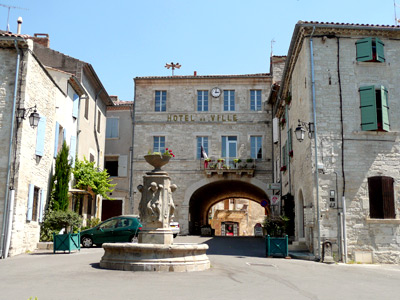 La foire aux antiquités et à la brocante de Barjac