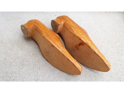 Petites chaussures en bois