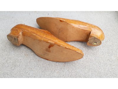 Petites chaussures en bois